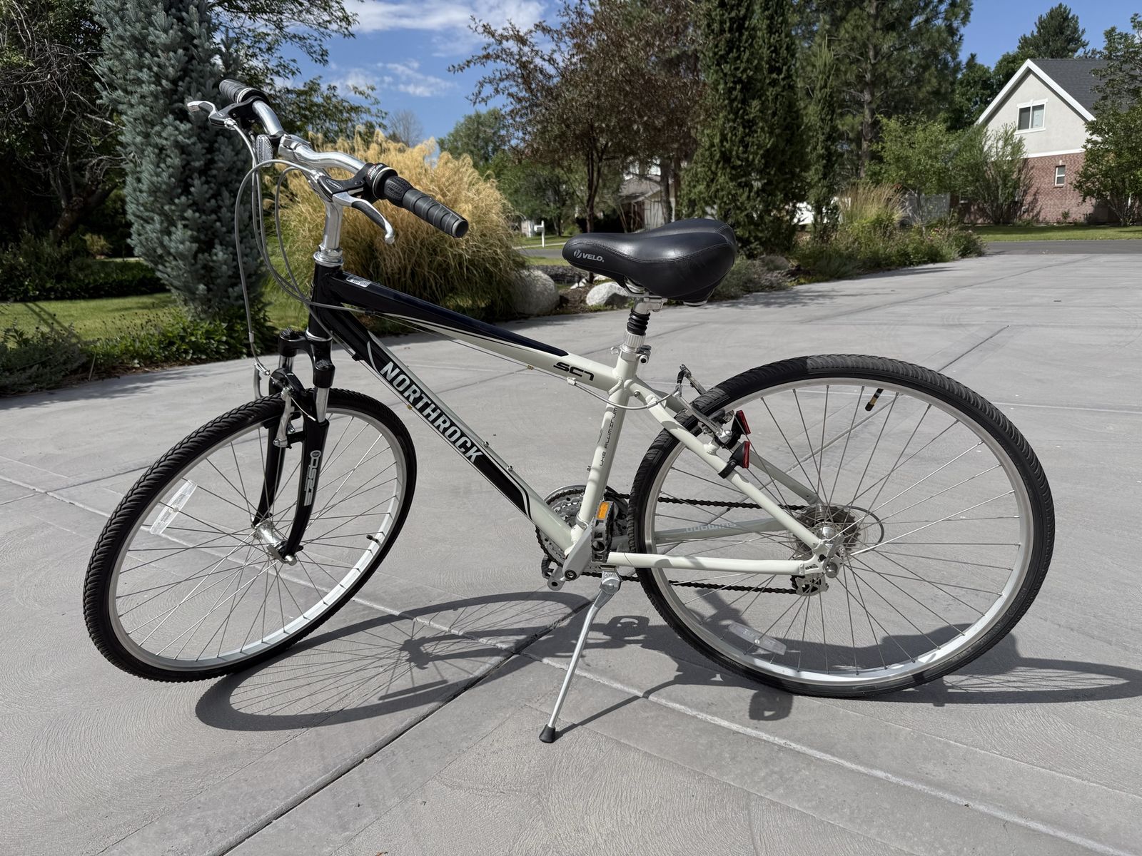 NORTHROCK SC7 Hybrid Bike17” - Black/Silver, Velo Seat, Kenda Tires