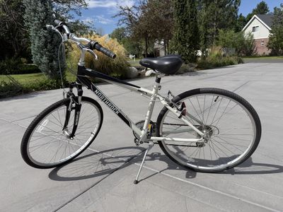 NORTHROCK SC7 Hybrid Bike17” - Black/Silver, Velo Seat, Kenda Tires