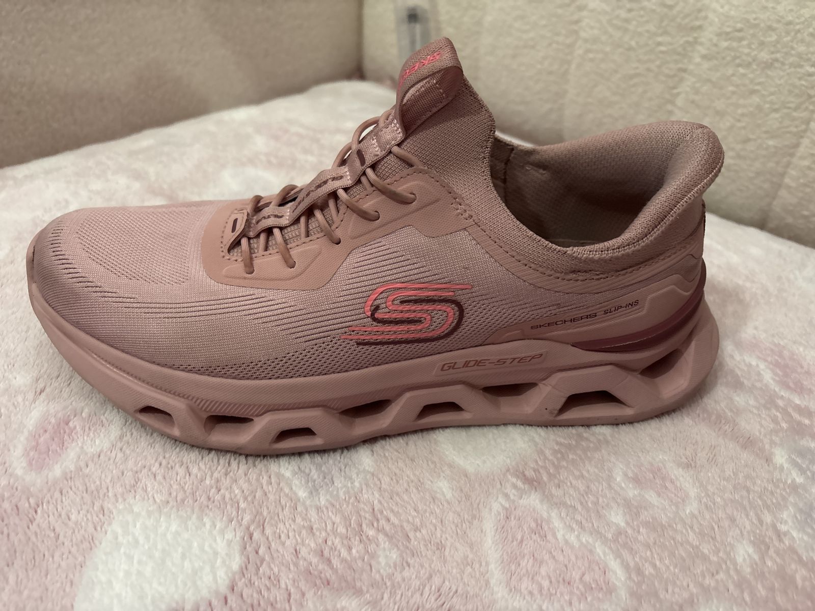 Pink slip ons Skechers
