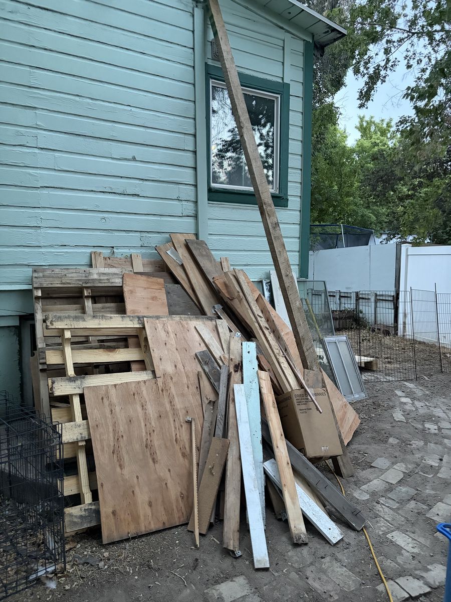 Free wood pallet and pine wood. Madera de pallet gratis y madera de pino.