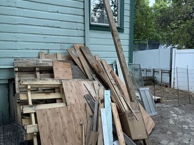 Free wood pallet and pine wood. Madera de pallet gratis y madera de pino.