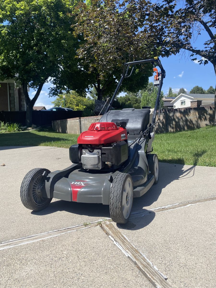 Honda HRX217HXA – Premium Self-Propelled Lawnmower