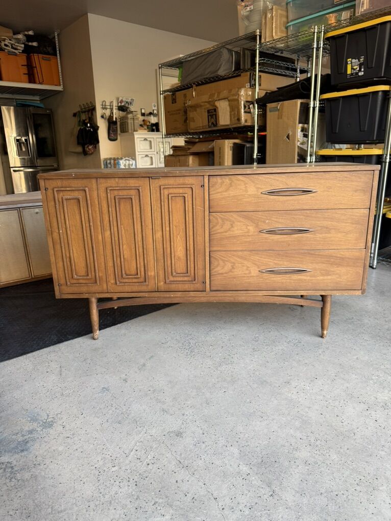 Vintage Mid Century Modern Credenza /Hutch
