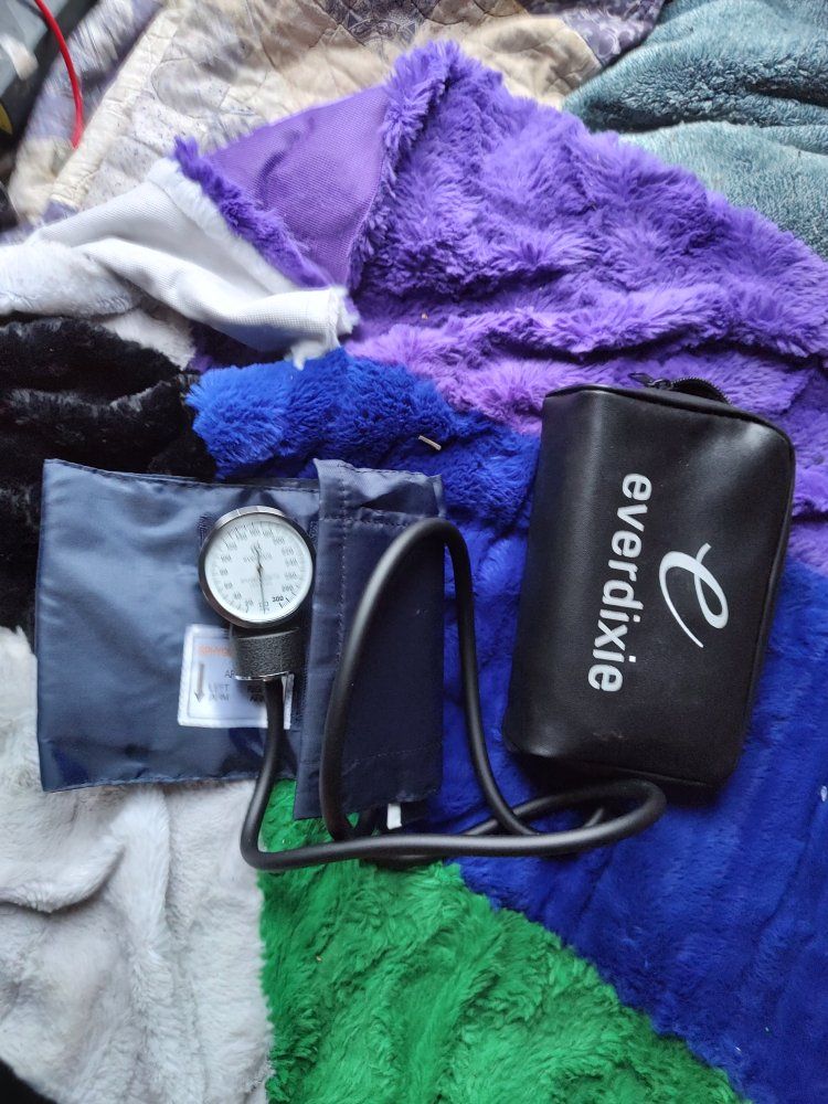 Everdixie Manual Blood Pressure Cuff with Case - Sphygmomanometer
