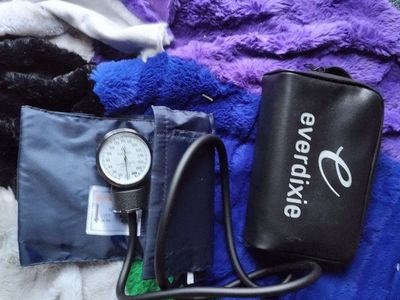 Everdixie Manual Blood Pressure Cuff with Case - Sphygmomanometer