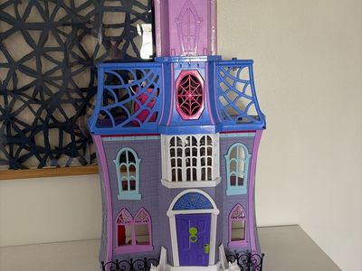 Vamparina Halloween Doll House