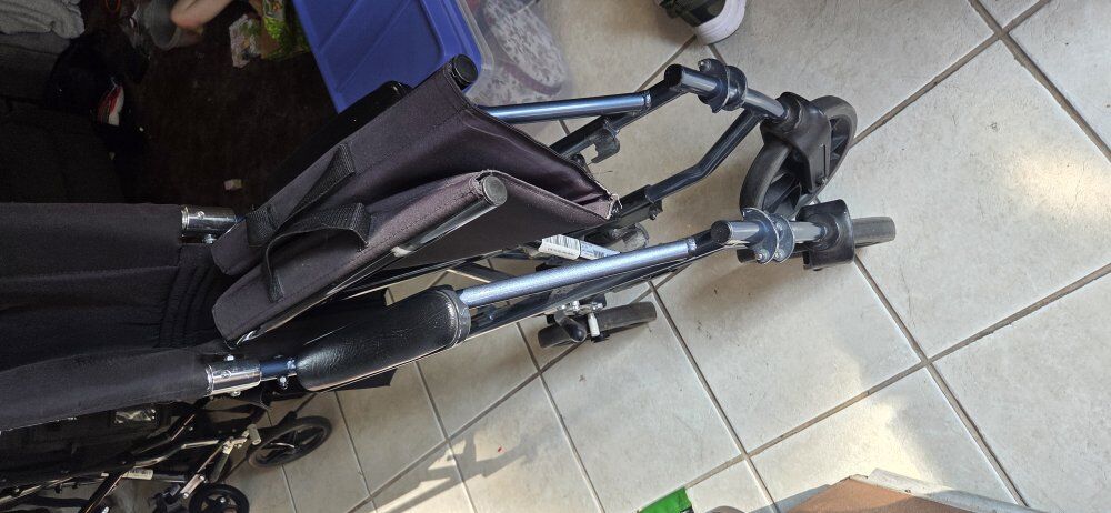 wheel chair. no feet rest. $20