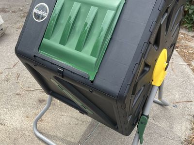 Miracle Gro 28 gal tumbling composter