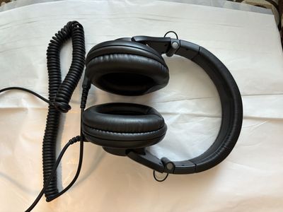 Shure SRH 440A Closed-back Studio Headphones with Case