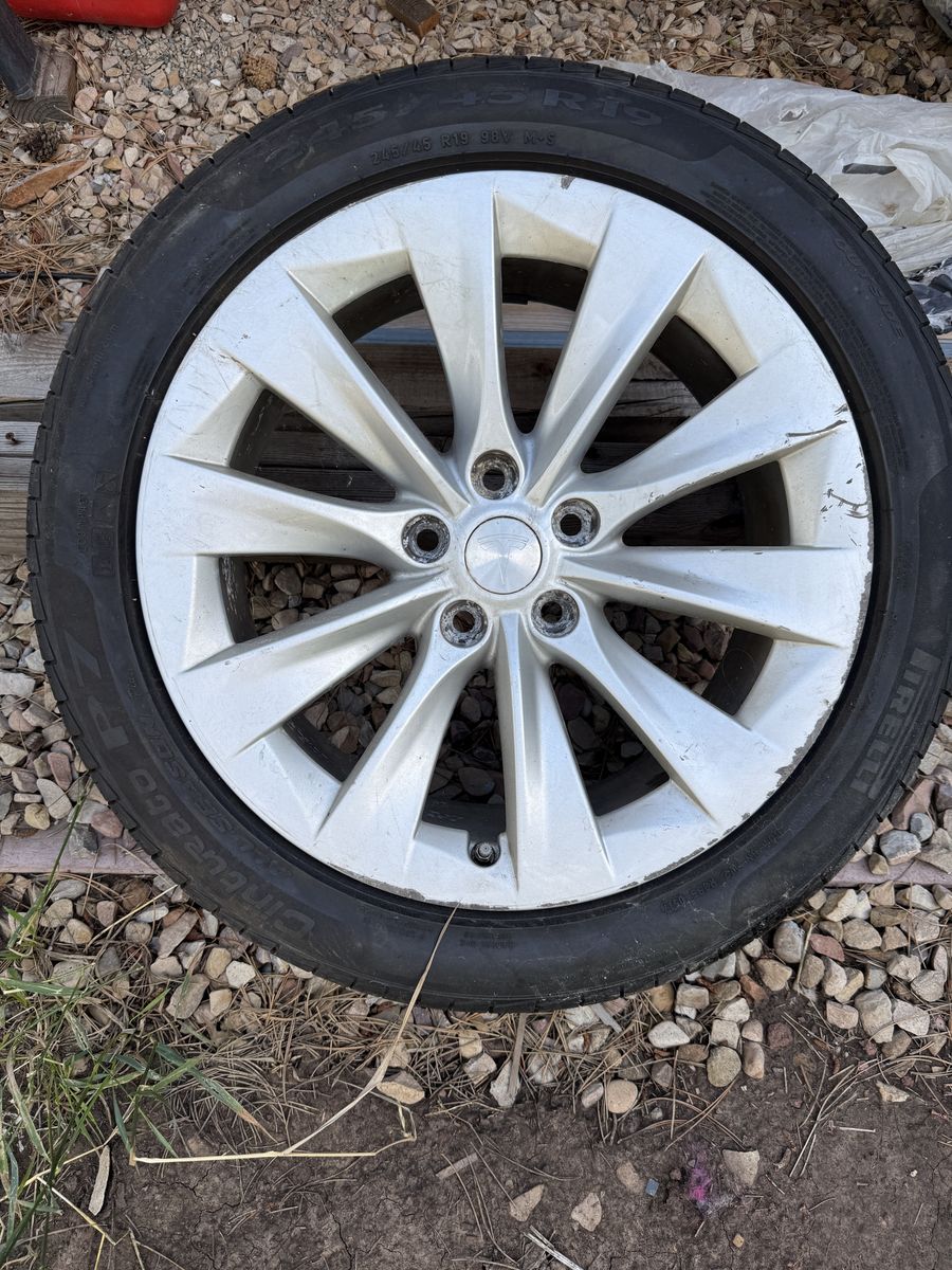 Tesla Model S 19" Silver Wheel & Pirelli Cinturato P7 245/45 R19 Tire Set