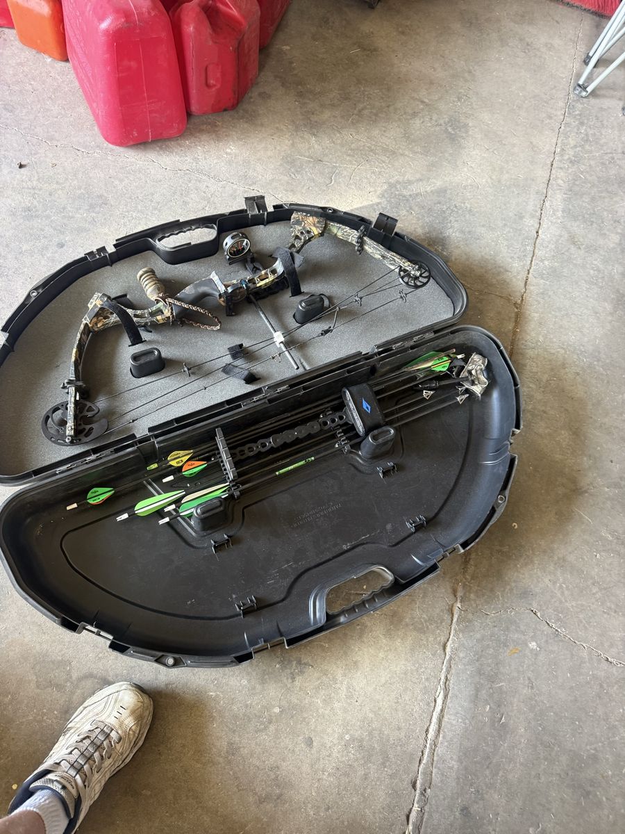 Compound bow diamond in case