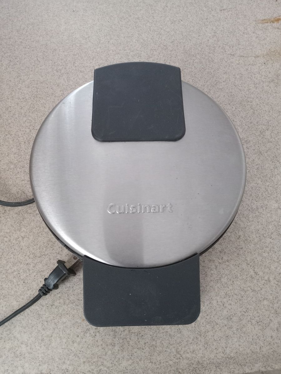 Cuisinart Round Classic waffle maker, like new, hardly used, works perfectly