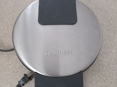 Cuisinart Round Classic waffle maker, like new, hardly used, works perfectly