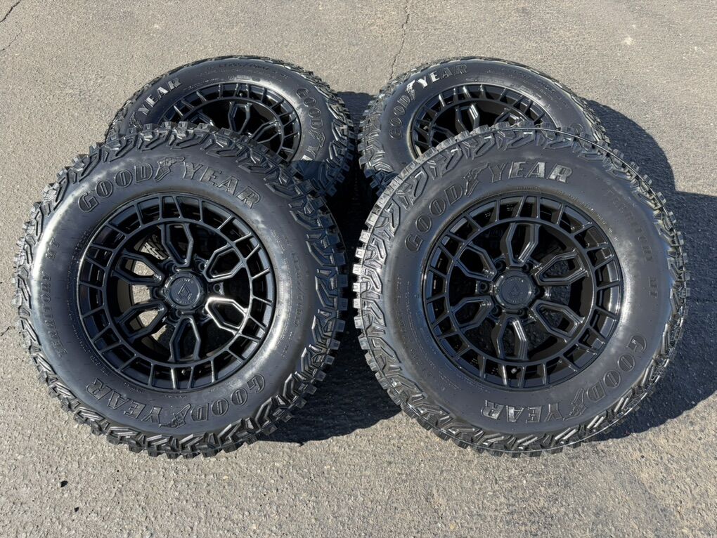 New Goodyear MT 285/70r17 Black Arena 6x135 Ford 6