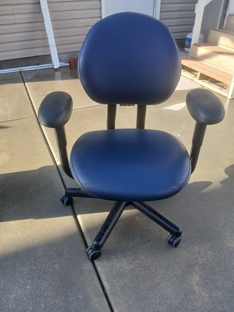 Blue Adjustable Swivel Office Chair with Armrests - Ergonomic Home Desk Seating