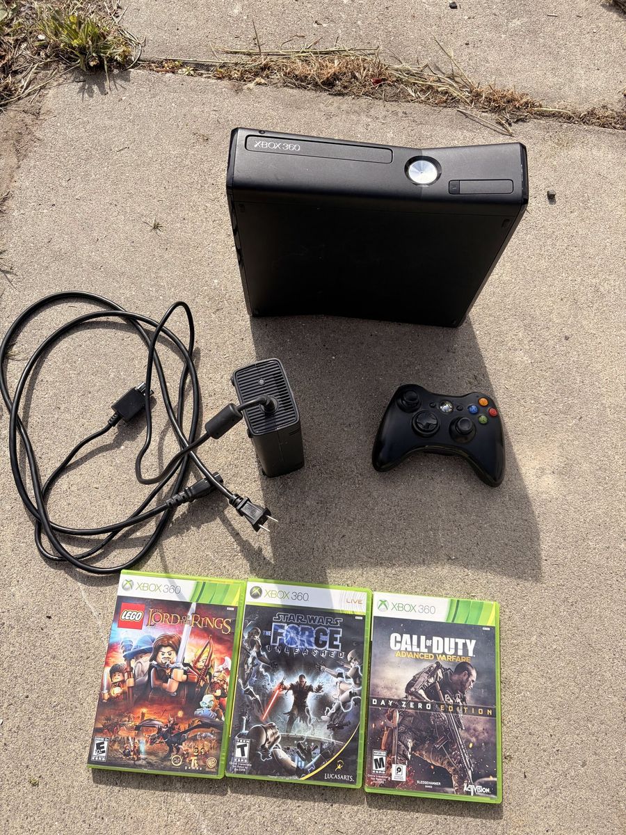 Xbox 360 Slim Console Bundle - Controller + 3 Games