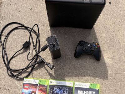 Xbox 360 Slim Console Bundle - Controller + 3 Games
