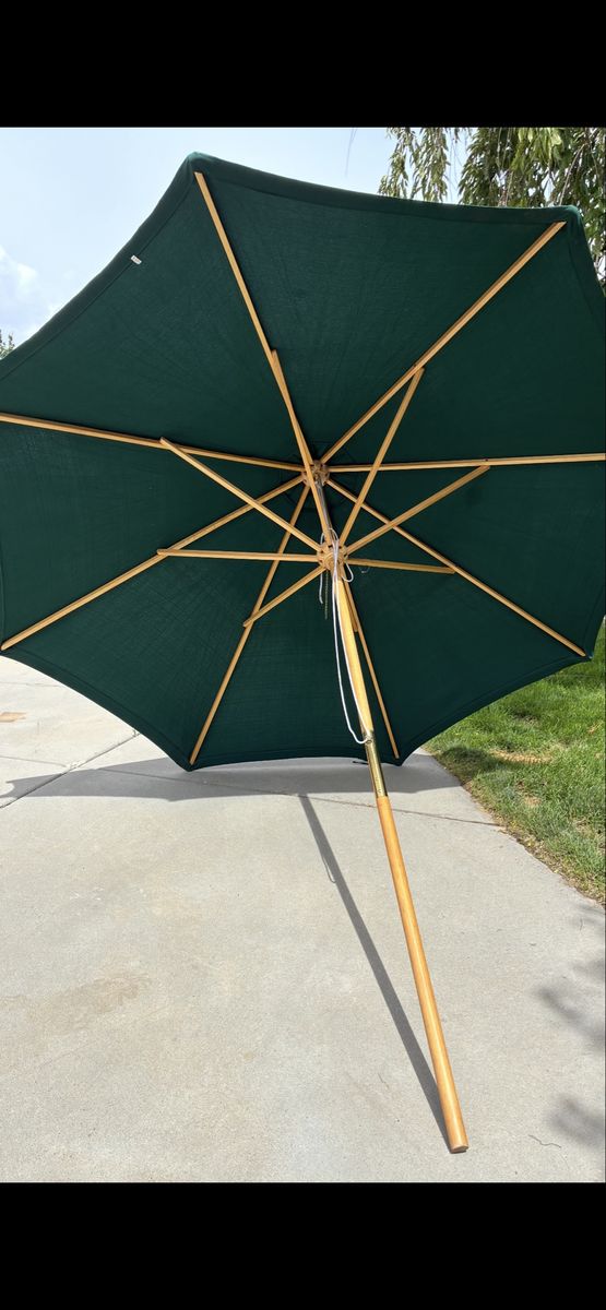 7 ft. Forest Green Market Umbrella / 8 rib, Rope Pulley, 1 1/2” pole diameter size.