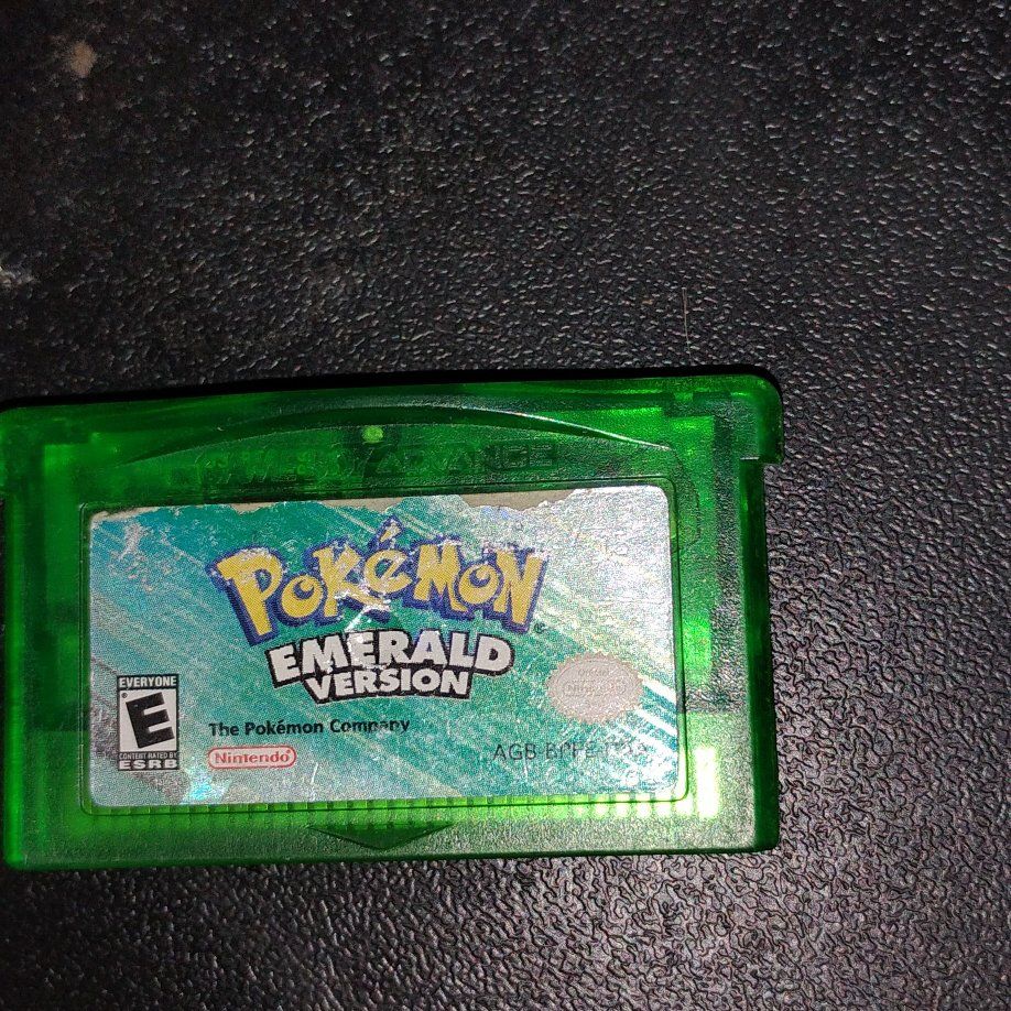 game boy advance Pokemon emerald version