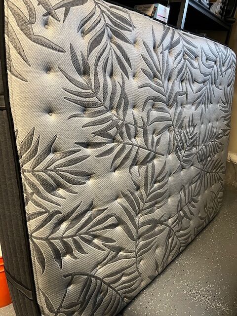 Mattress - Queen Size in excellent condition. Sealy Posturepedic Plus.