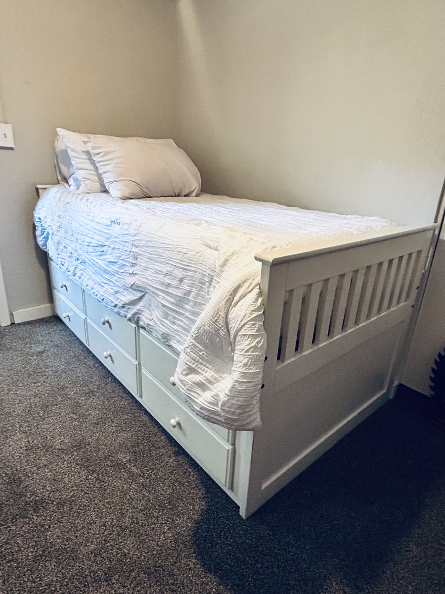 Twin day bed w/trundle 
