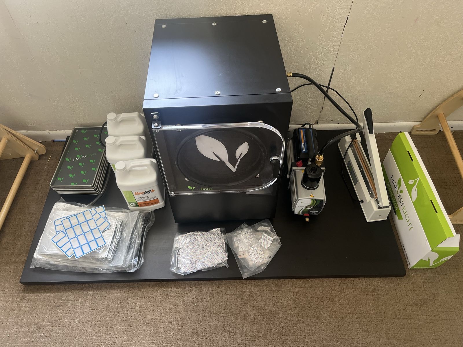 Harvest Right Freeze Dryer Package – Low Use – Tons of Extras Included