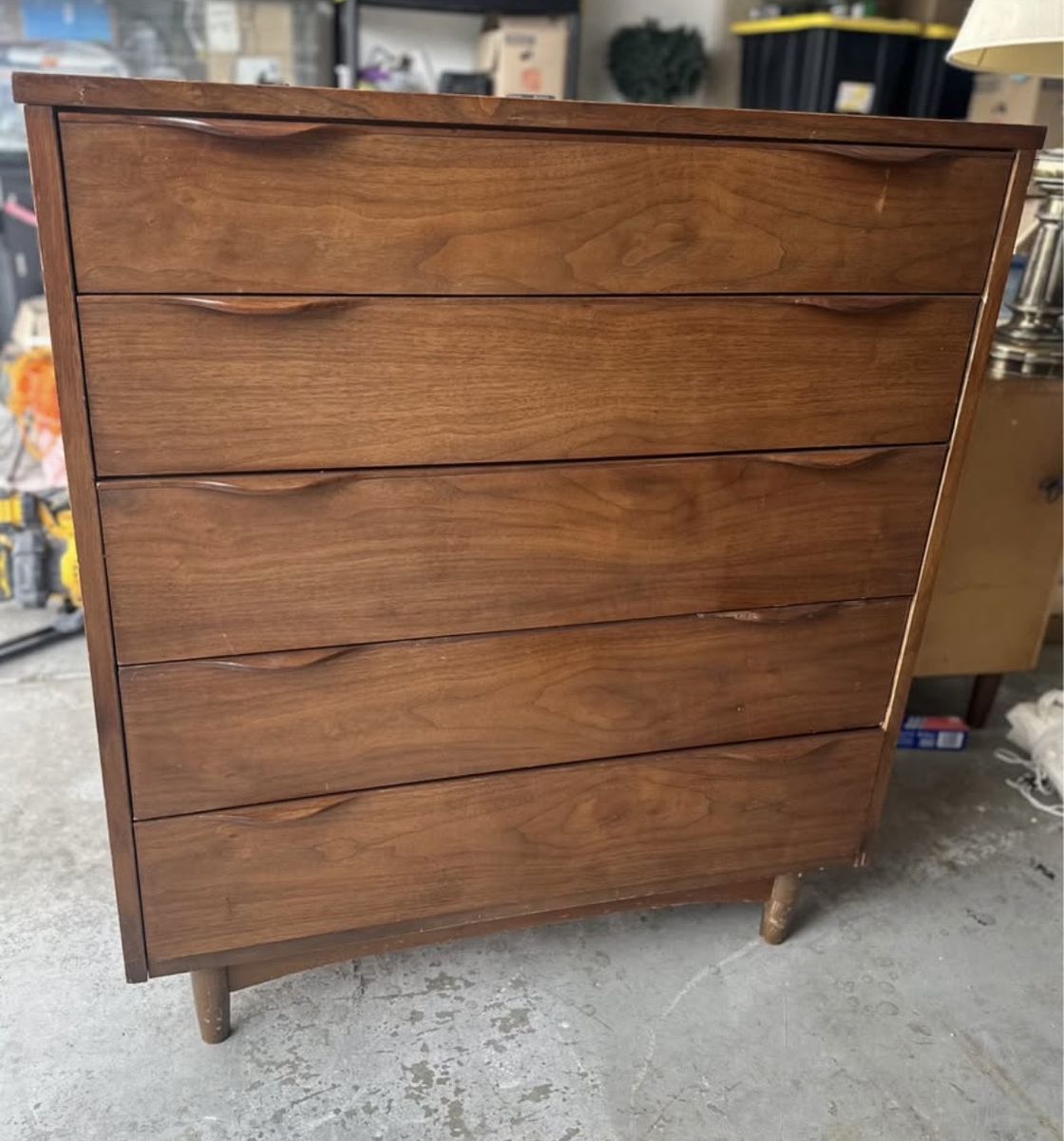 Ward Furniture MFG Co amid-Century Modern Walnut 5 Drawer Chest