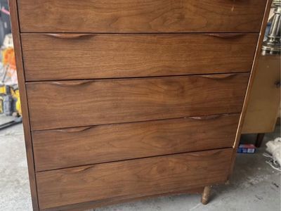 Ward Furniture MFG Co amid-Century Modern Walnut 5 Drawer Chest