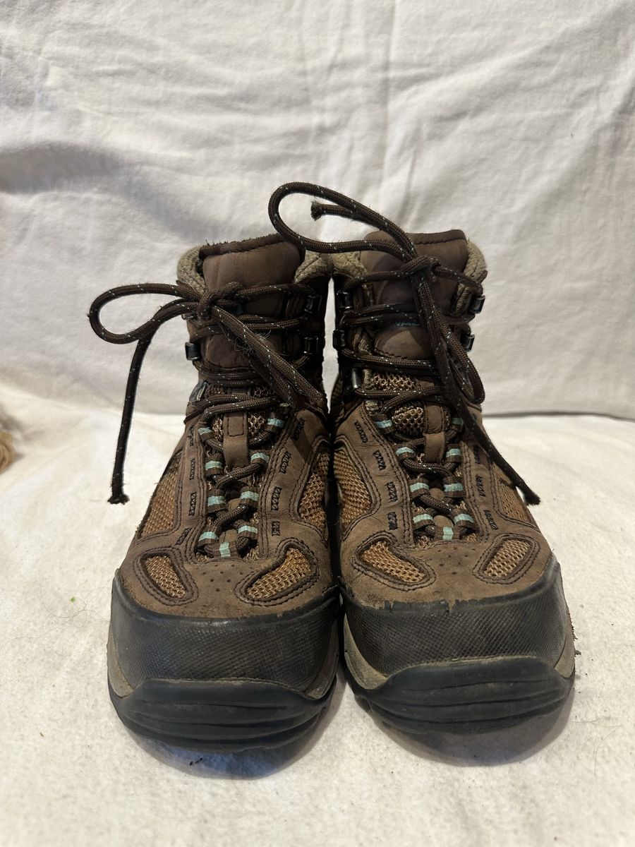 Vasque women’s 8.5 Gore-Tex brown hiking boots