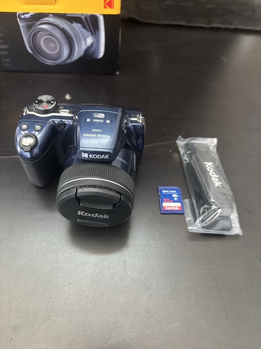LIKE NEW! Kodak PIXPRO AZ528 16MP Digital Camera with 52x Optical Zoom