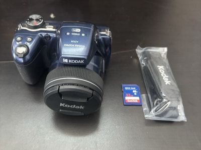 LIKE NEW! Kodak PIXPRO AZ528 16MP Digital Camera with 52x Optical Zoom