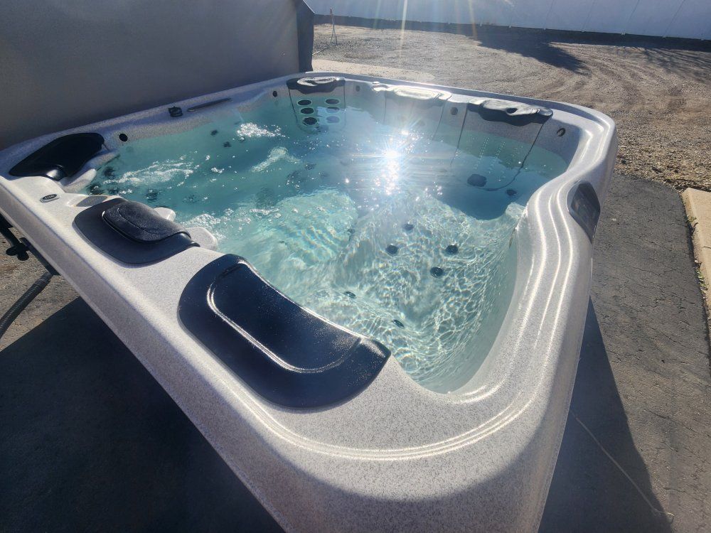 2017 Bullfrog Spas A7LSS Hot Tub -FREE DELIVERY!!!