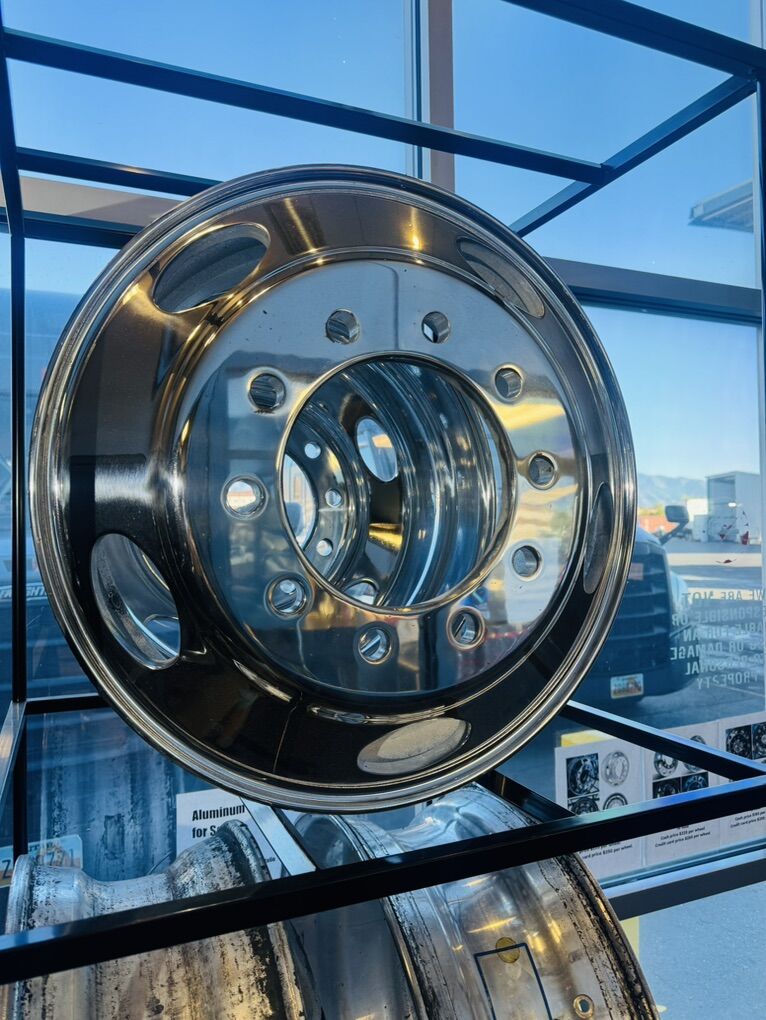 Polished 22.5 5 Hole Oval Aluminum Wheels