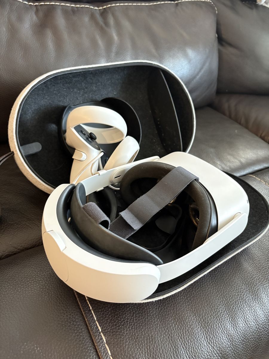 Oculus Quest 2 VR Headset with Carrying Case and Extended Battery - Excellent Condition