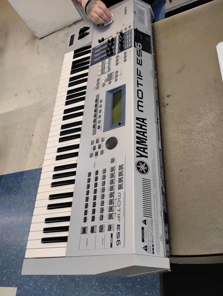 Yamaha MOTIF ES6 Music Production Synthesizer Workstation Keyboard