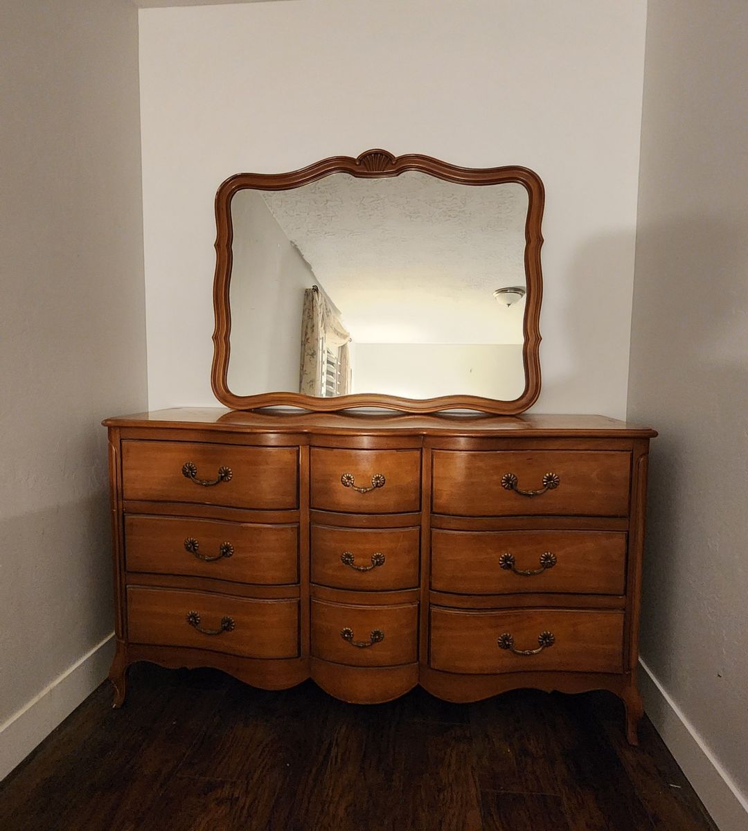 9 drawer Dresser with Mirrow