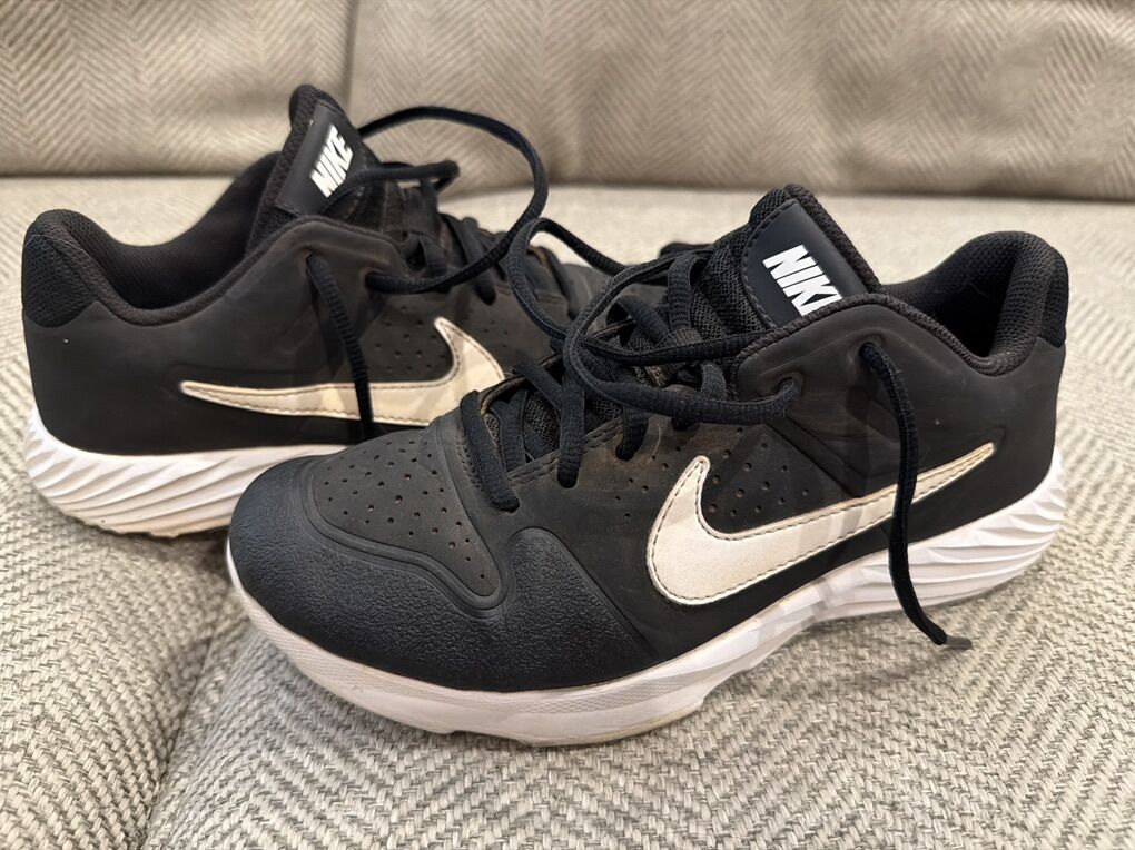 Boys Baseball Turf Nike Size 4.5