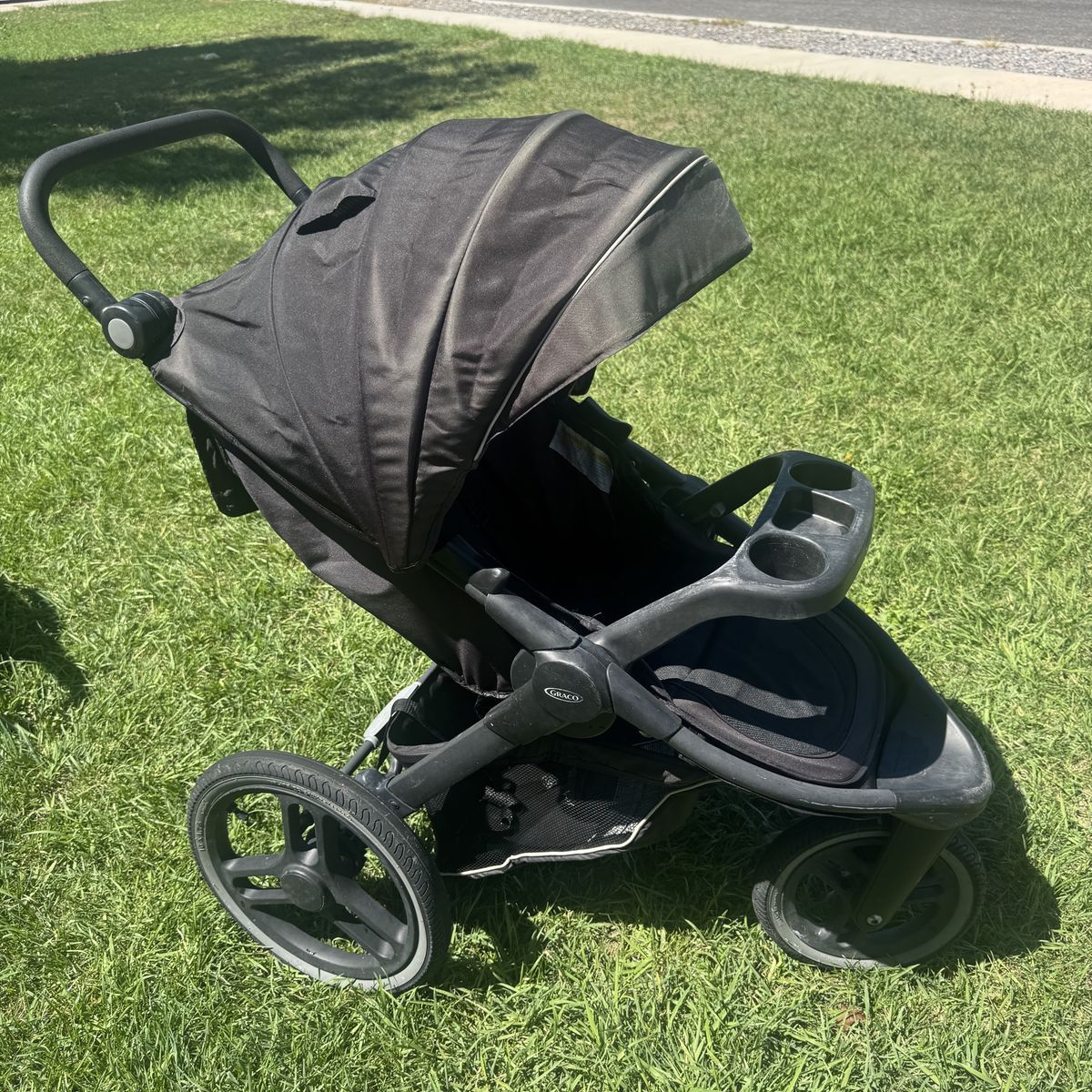 Graco Black Jogging Running Stroller with Child Tray and Canopy just Power washed. Works great. Wheels hold air. 