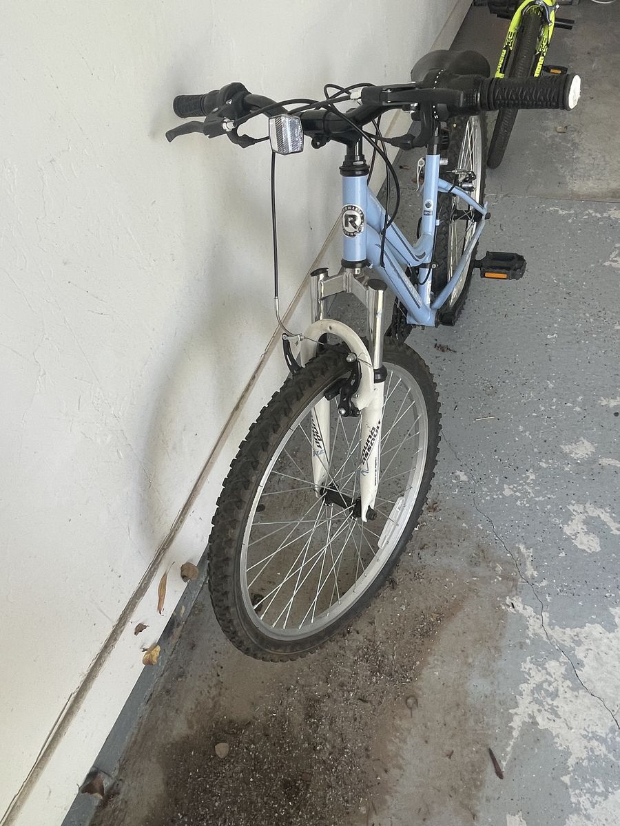 Roadmaster Granite Peak Women's Mountain Bike - Light Blue, 18-Speed, Front Suspension