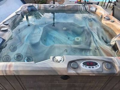 JUST LIKE NEW Catalina Berkshire luxury 6 person hot tub