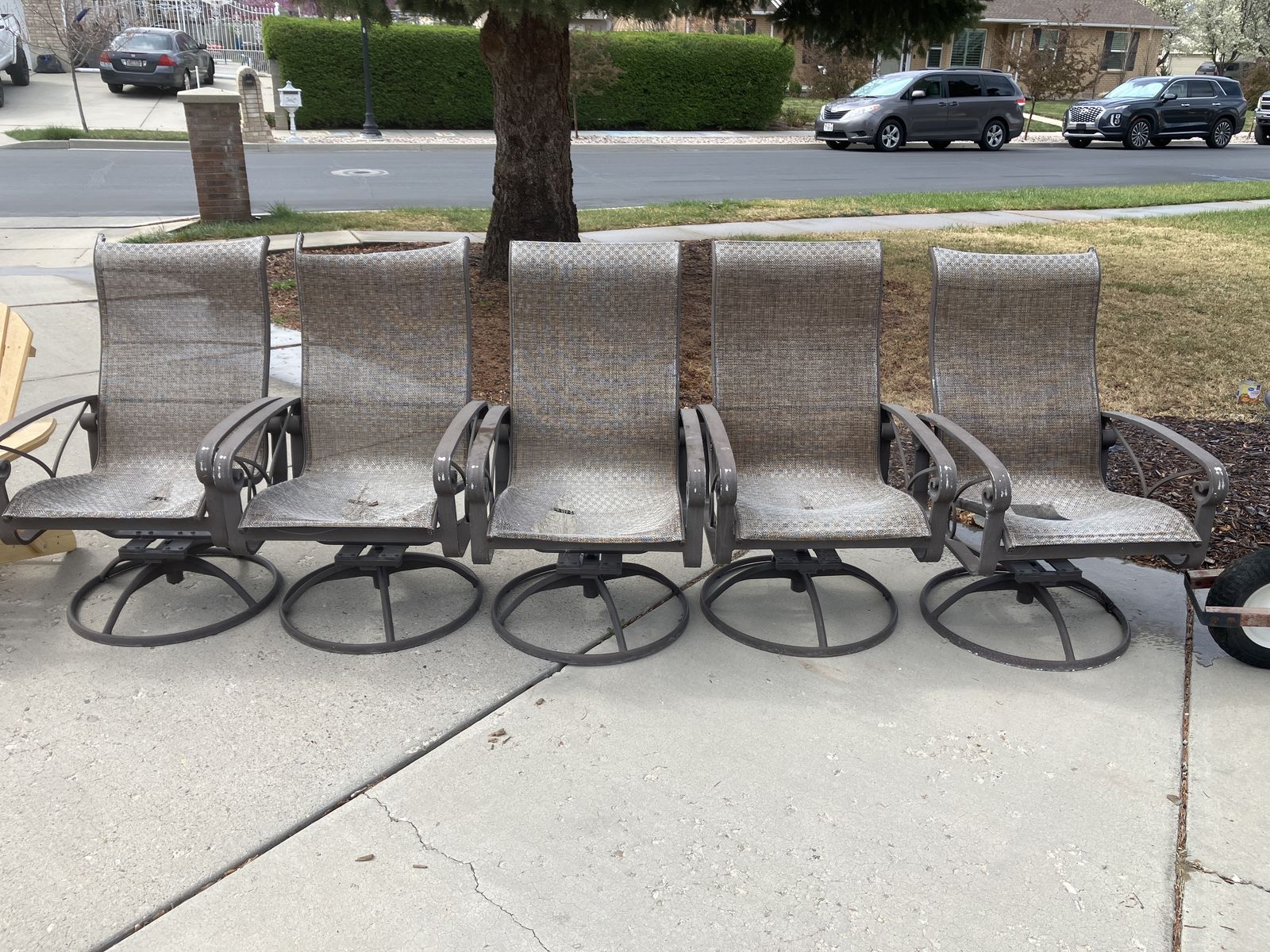 6 Free patio chairs