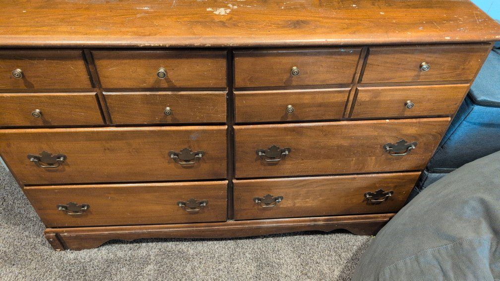 Vintage Solid Wood 6-Drawer Dresser - Mid-Century Style, Great for Storage