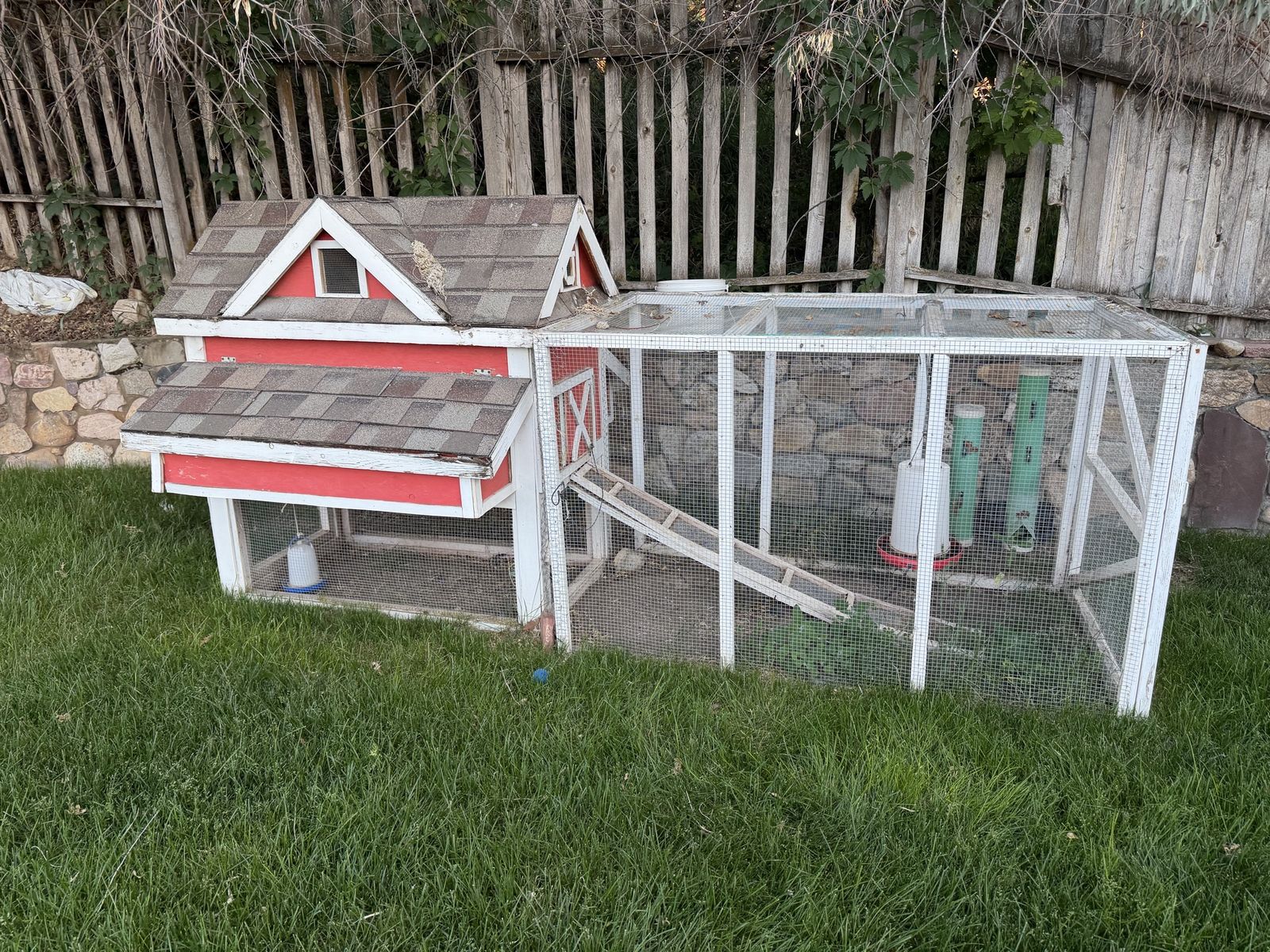 Chicken coop with ramp and run. 8 spaces on the side