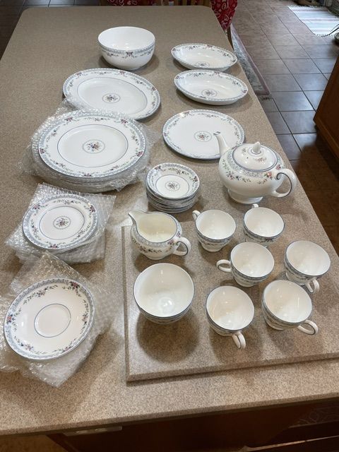 MINT Unused 38pc Wedgwood "Rosedale" Fine Bone China Set - $450 OBO