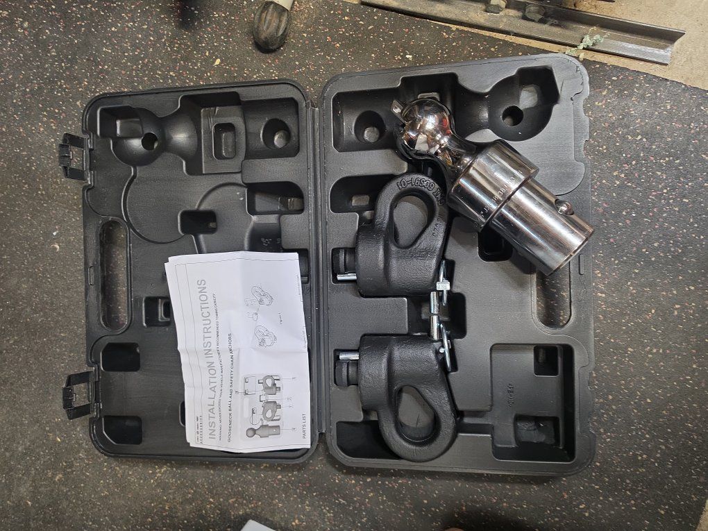 Chevy OEM Gooseneck Hitch Ball & Safety Chain Kit