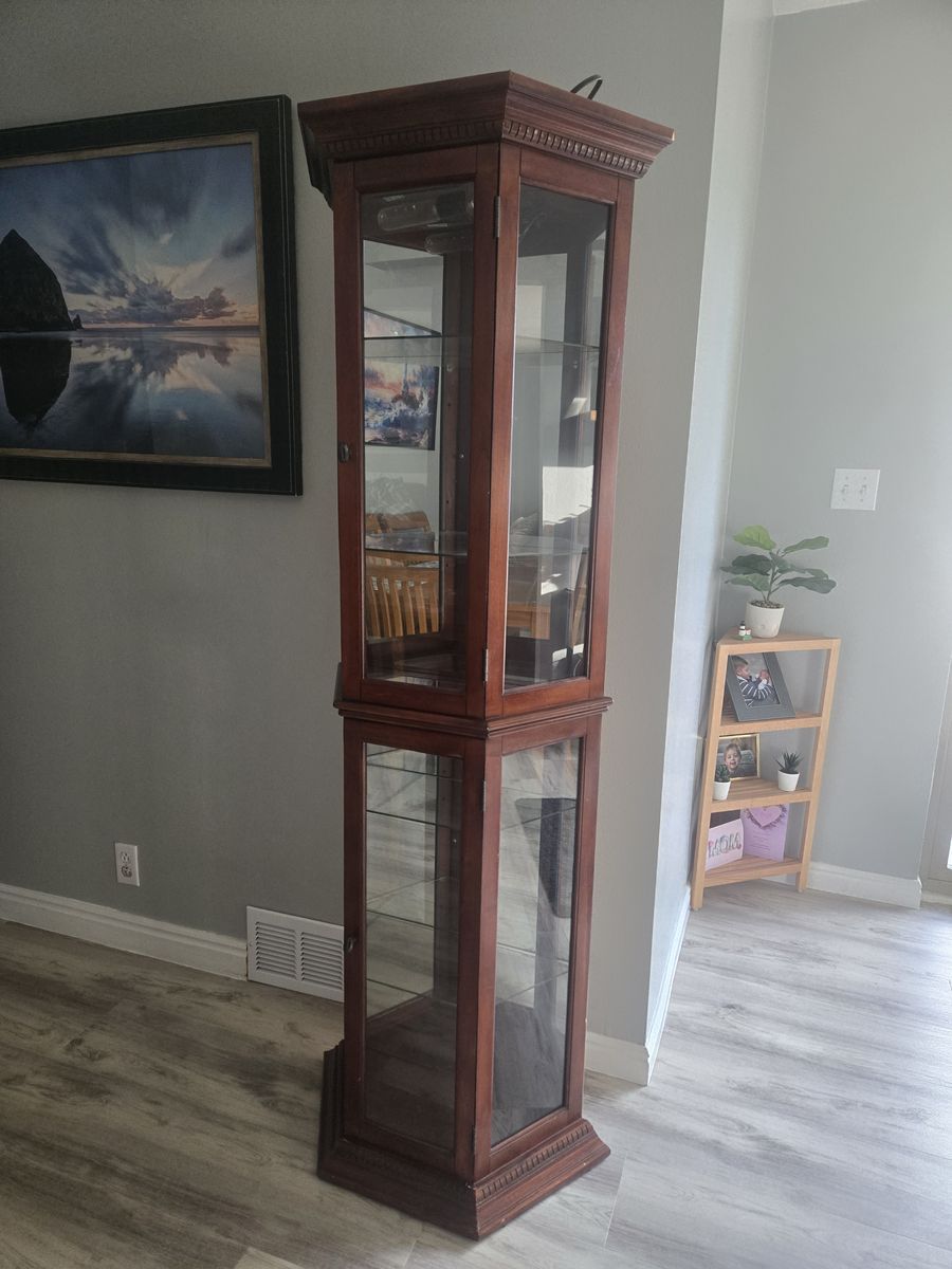 Display Cabinet / Curio Hutch