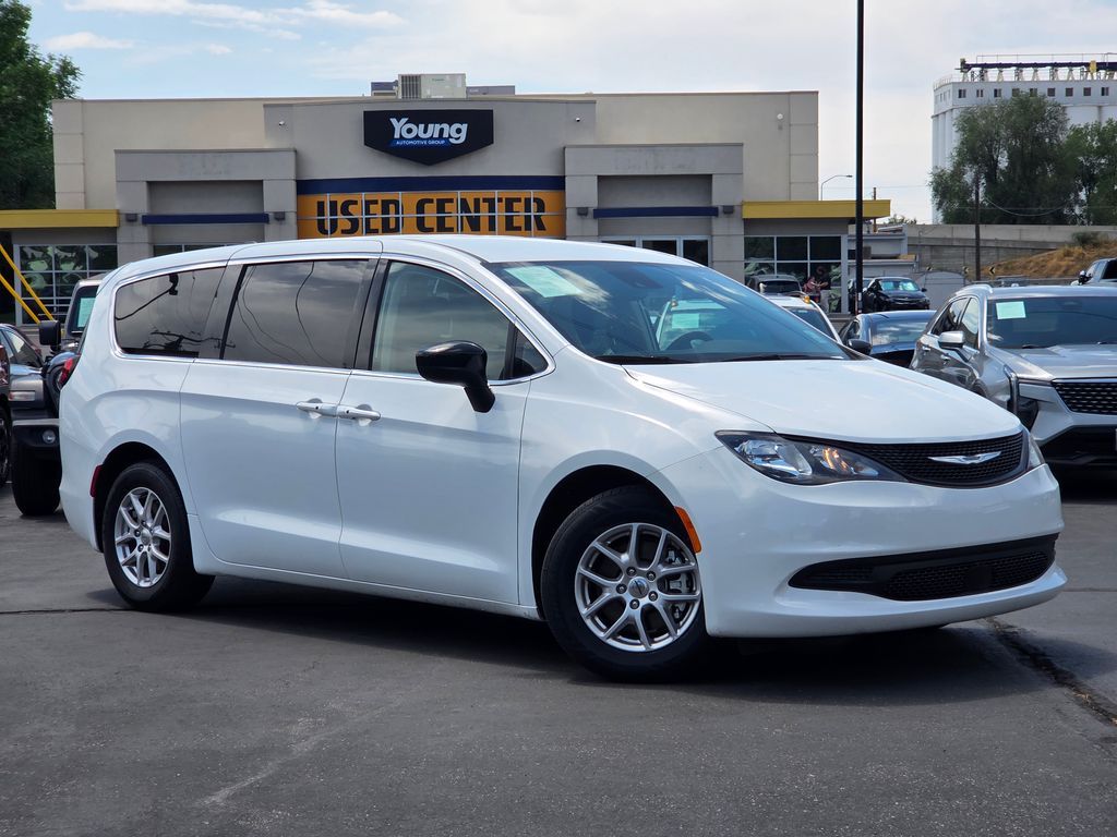 2024 Chrysler Voyager LX