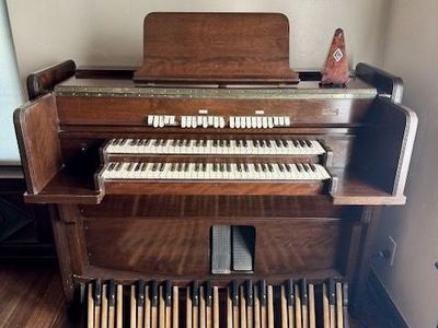 Vintage Estey Console Organ – Full AGO Pedalboard