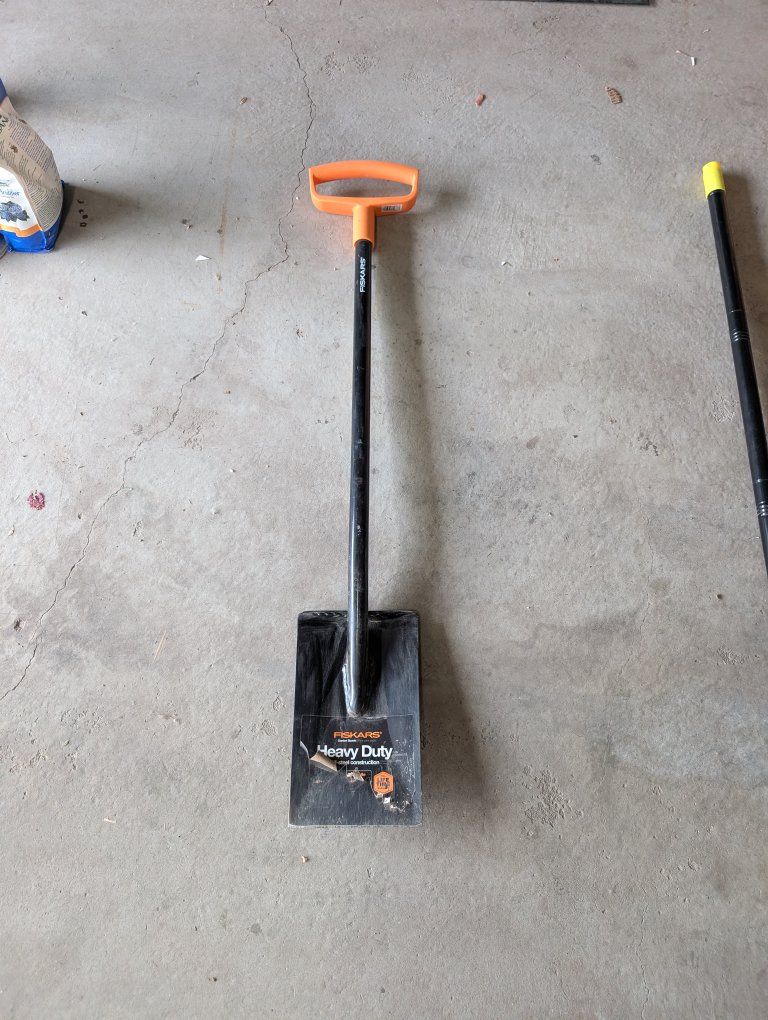 Fiskars Flat Spade (D-handle)