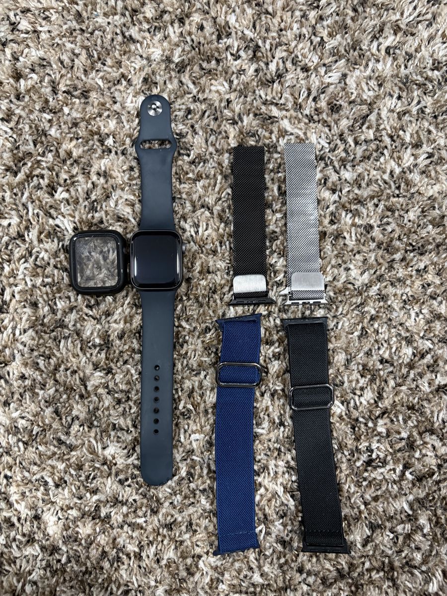 Apple Watch SE 1st Gen 40mm Space Gray Aluminum GPS Smartwatch A2351 with additional wristbands (REASONABLE OFFER)